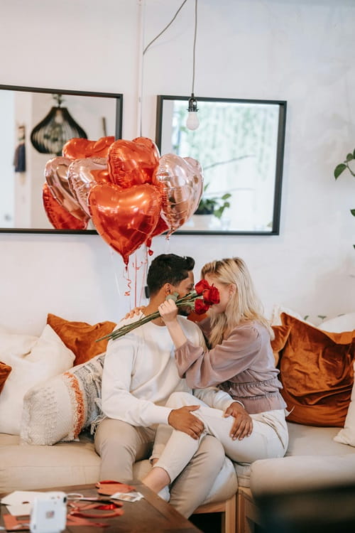 Pareja celebrando el Día de San Valentín, mostrando felicidad y amor.